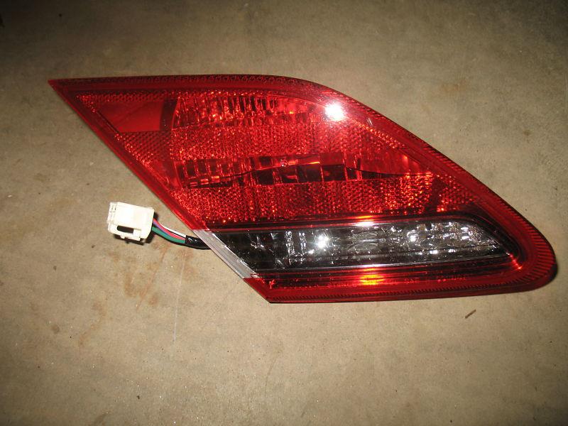 08 09 2010 toyota avalon oem left lid mounted tail light nice!