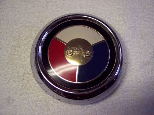 Vintage 1953 buick horn button 25442 red white &amp; blue with nice center &amp; clips