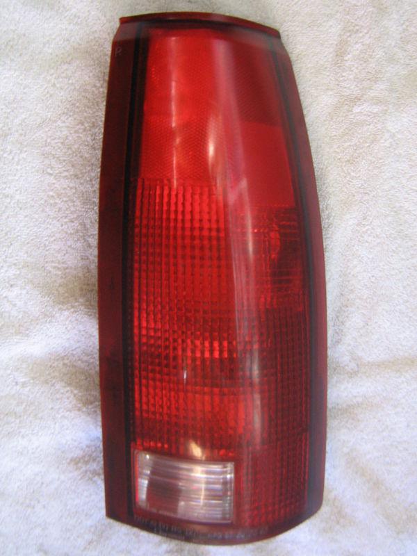 1992 93 94 95 96 97 suburban tahoe yukon tail light - right (passenger)