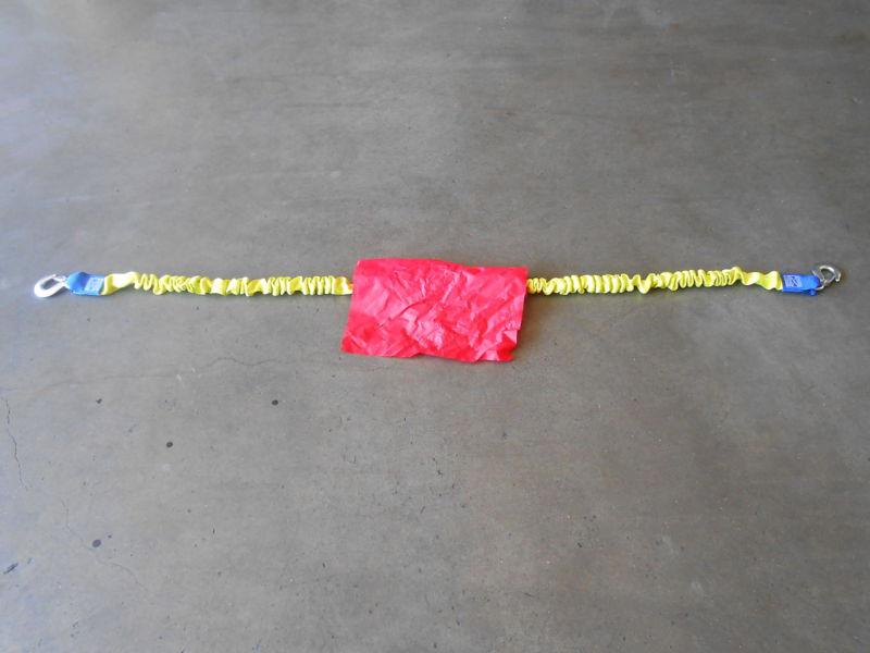 Retractable tow strap wth safety flag in the middle