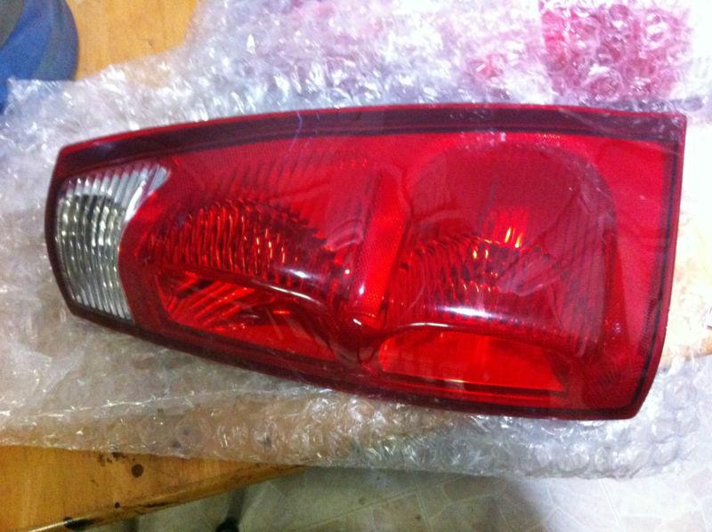 Oem 2002 chevy avalanche tail light driver side