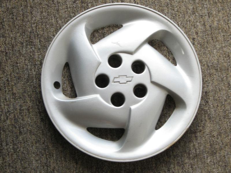 Factory chevrolet hubcap, fits on cavalier or beretta years 1992 - 1999 cars.