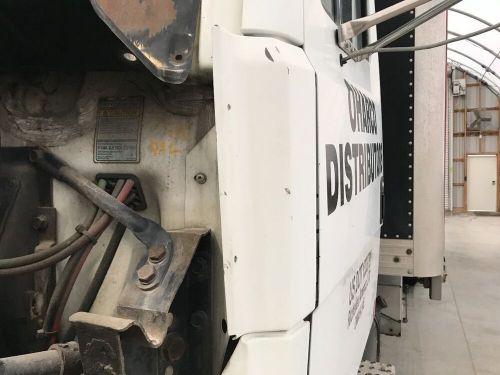 Freightliner fl106 white left/driver cab cowl - used