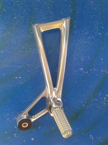 Used oem yamaha yzf r6 (03-05) rear foot rest bracket and peg 5sl-27440-00-00