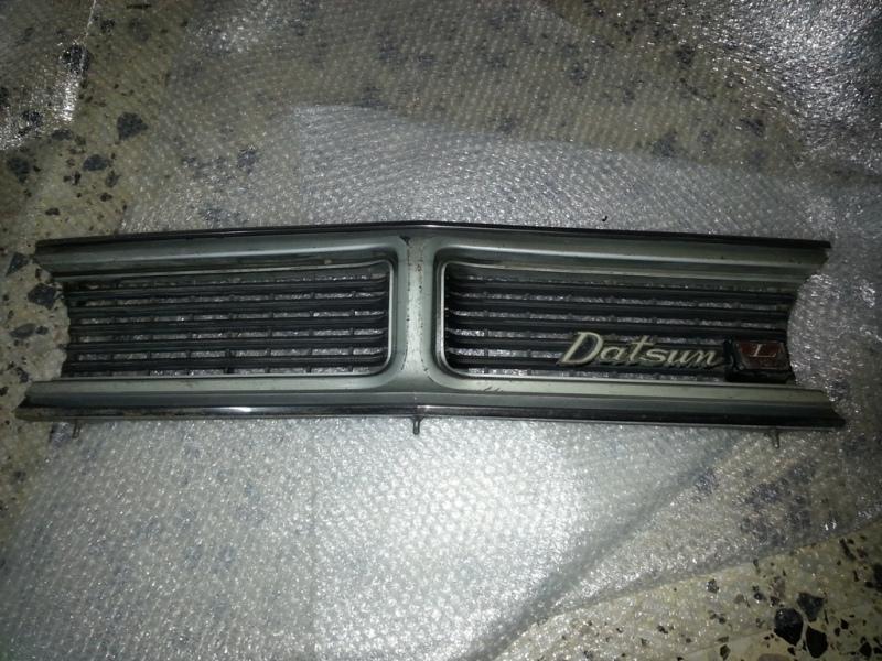 Vintage datsun l grille & badge free world post