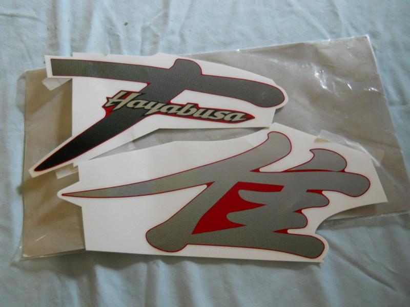 Nos suzuki hayabusa cowl under emblem 68191-24f60-bvj gsx1300