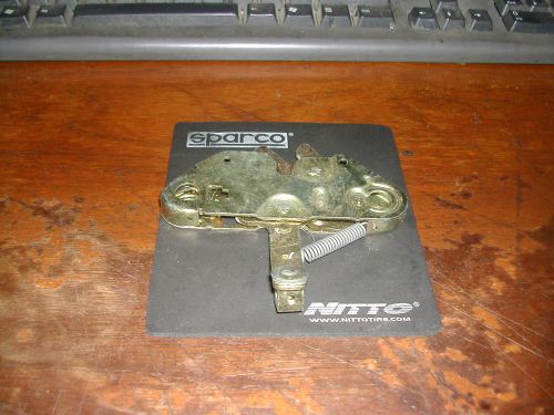 Alfa romeo 1750 e&#039; 2000 spider trunk latch nos oe