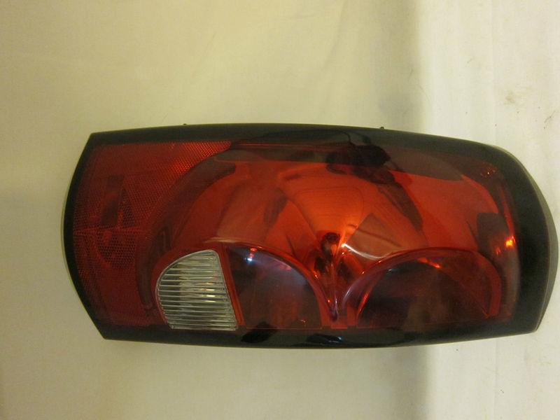 04-07 chevrolet silverado 1500 oem used lh-driver tail light