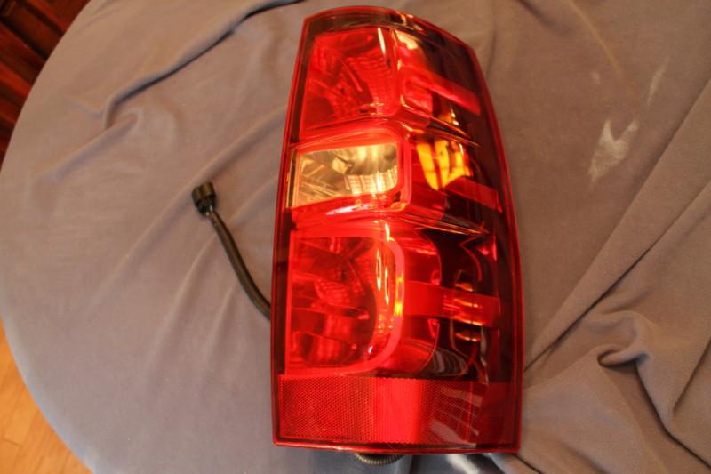 Chevrolet suburban 1500 eagle eyes gm392-b100r gm2801196 tail light taillight