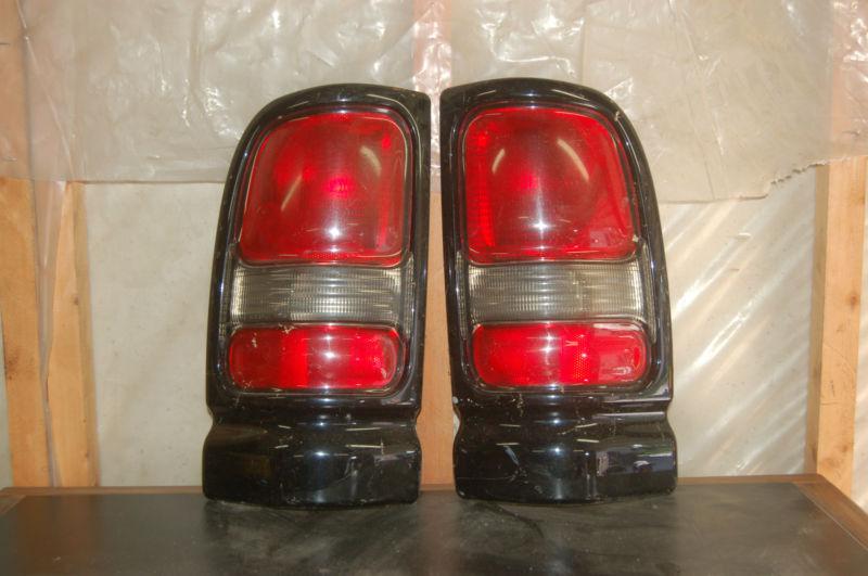 Left and right tail lights dodge 94-01