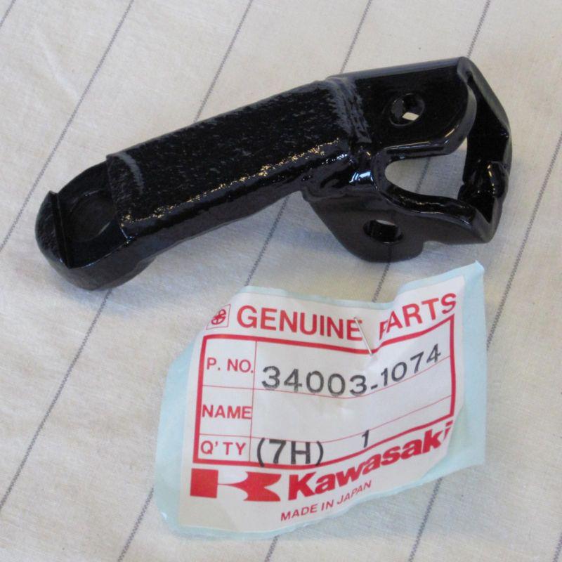 Kawasaki z 250 a1 a2 a3 a4 1979-1982 l.h footrest bracket holder 34003-1026 nos