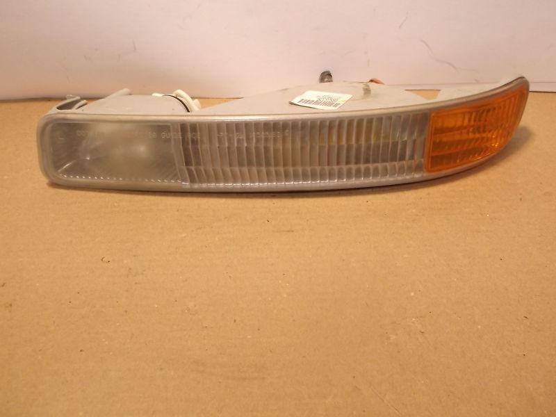 Gmc sierra yukon left drivers turn signal marker light 2000 01 02 03 04 05 06