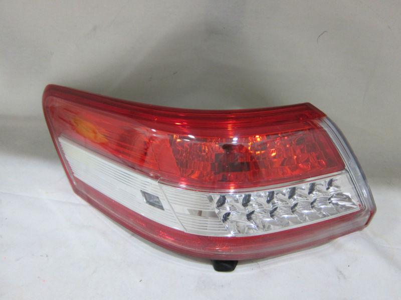 2010-11 toyota camry le oem used lh-driver side tail light *led*