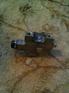 1999-2004 ford mustang factory brake line block