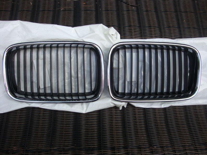 Bmw chrome/black new grill pair 1992-1996  bmw 3-series e36