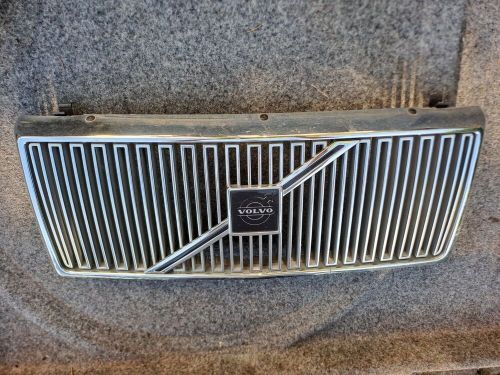 Volvo 940 front grill, chrome, vgc, with fixings