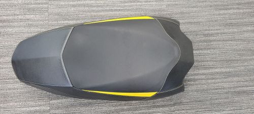 2016 ski-doo seat fits all sleds this year and has manual