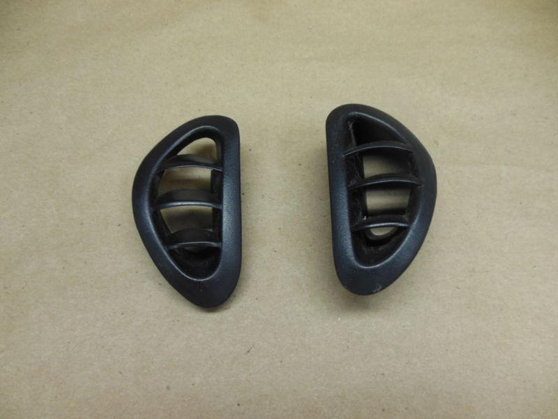 94-04 ford mustang dash defrost vents l&r black