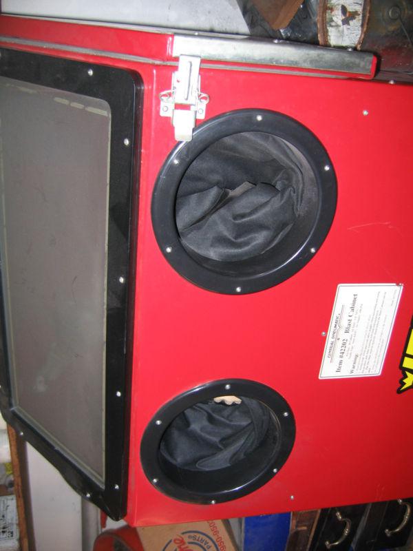 Central pneumatic blast cabinet 42202