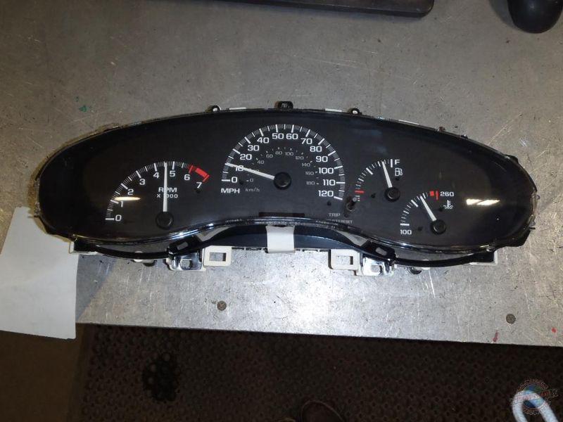 Cluster / speedometer : 2004 malibu 939936