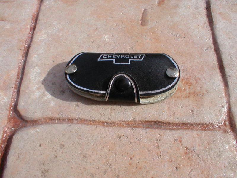 Nos vintage original genuine gm chevrolet automobilia  leather key chain/case 
