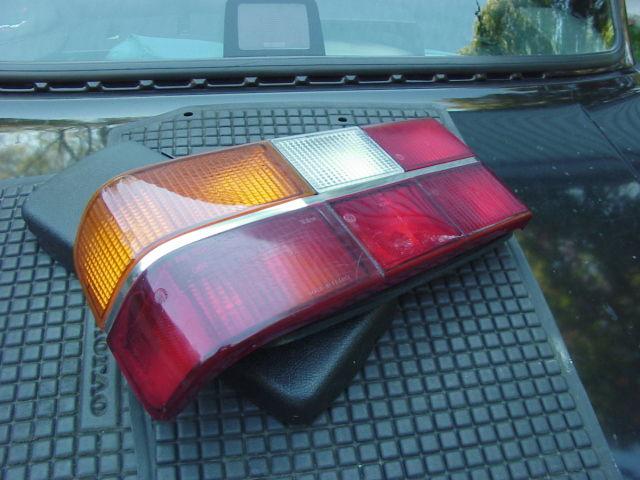 Volvo 240 sedan tail lamp oem 1372226 left side chrome bar very nice lamp-look!