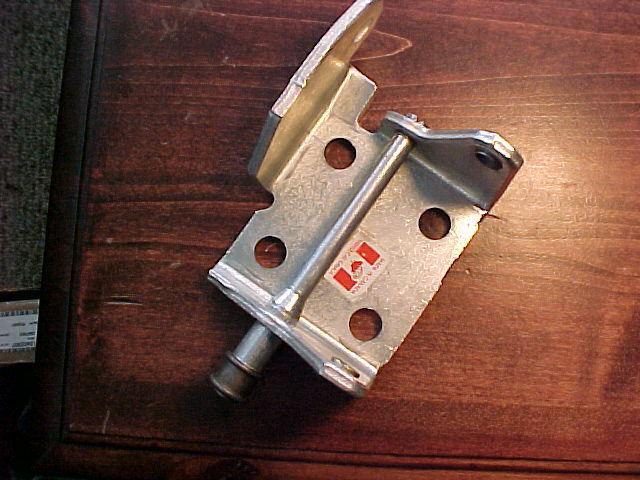 Nos gm 12475681 door hinge