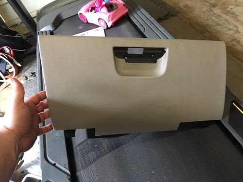 06 commander gray glove box