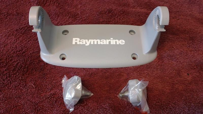 Marine electronics mounting bracket