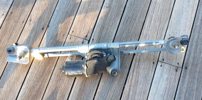 Lexus is300 windshield wiper motor & link transmission oem