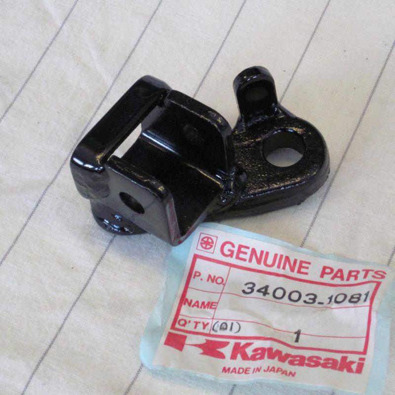 Kawasaki z 250 a1 a2 a3 a4 1979-1982 rh footrest bracket holder 34003-1081 nos