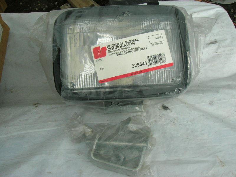 Federal signal 325541 flood light 6 x 3.5 kw peterbilt volvo ( no reserve )