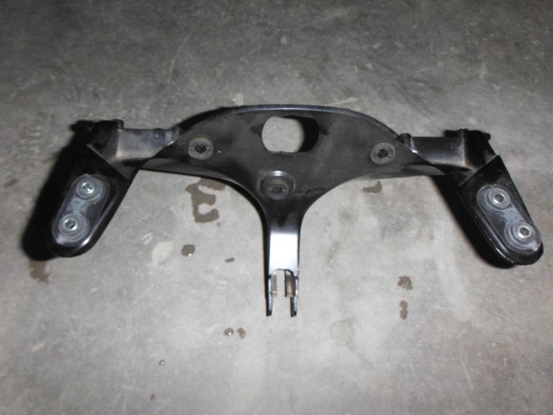 06 yamaha yzf r1 upper fairing stay bracket