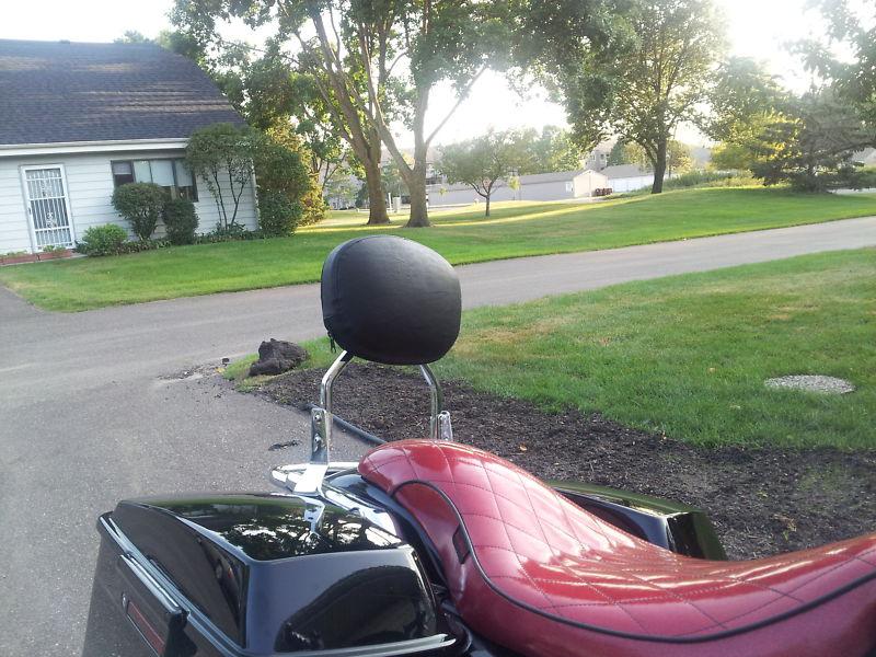 Detachable sissy bar/backrest for harley davidson touring 