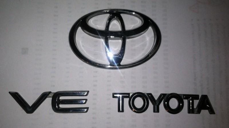 1998 toyota  corolla trunk emblem