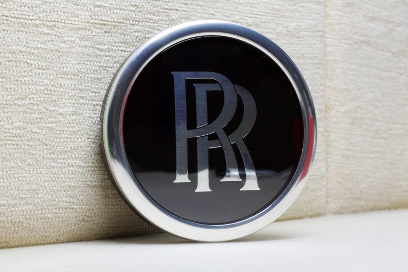 Rolls royce self-aligning wheel hub cap