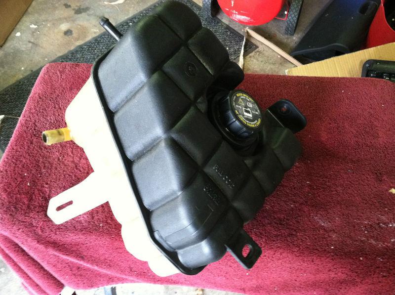 98 - 04 cadillac seville coolant reservoir / overflow tank