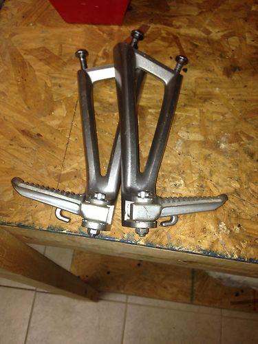 06 r6 rear foot pegs