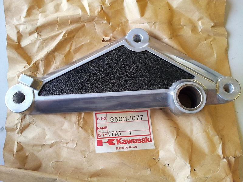 Kz750 z 750 k m 82-84 kz550 z 550 a c 82-83 muffler bracket r.h. 35011-1077 nos