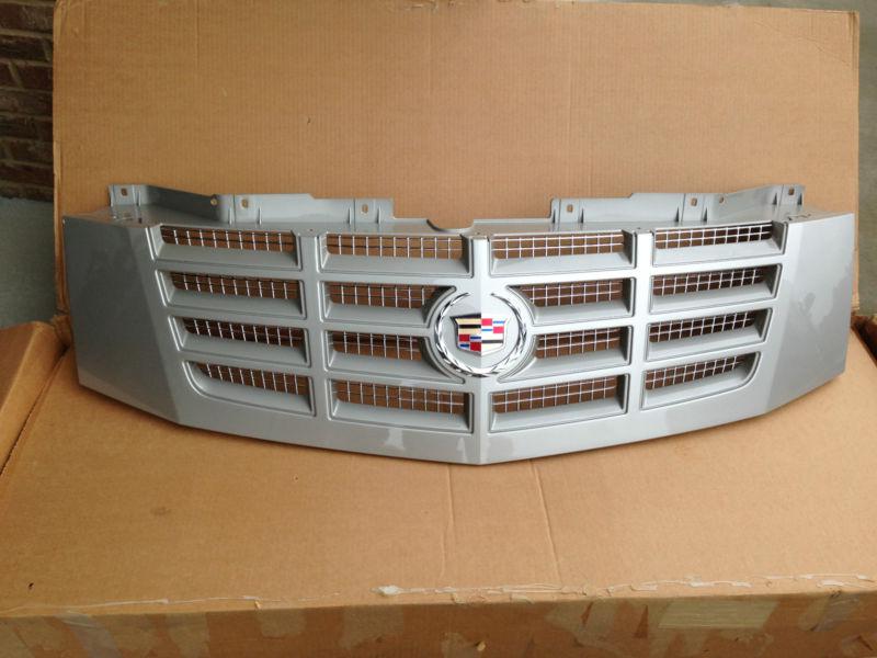 Gm 17801289 grille silver 59u with chrome mesh escalade esv ext genuine oem gm 