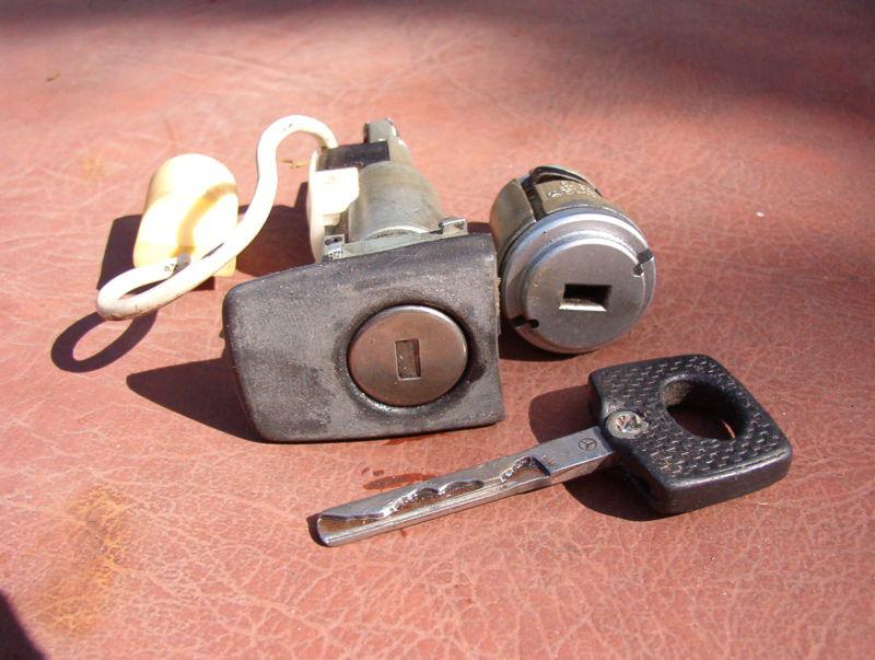 Genuine mercedes benz w201 left door lock thumler  with 1 key used nice n/r 