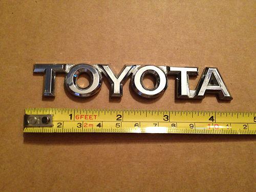 Used in great shape genuine oem "toyota" emblem for 2005-2011 toyota avalon