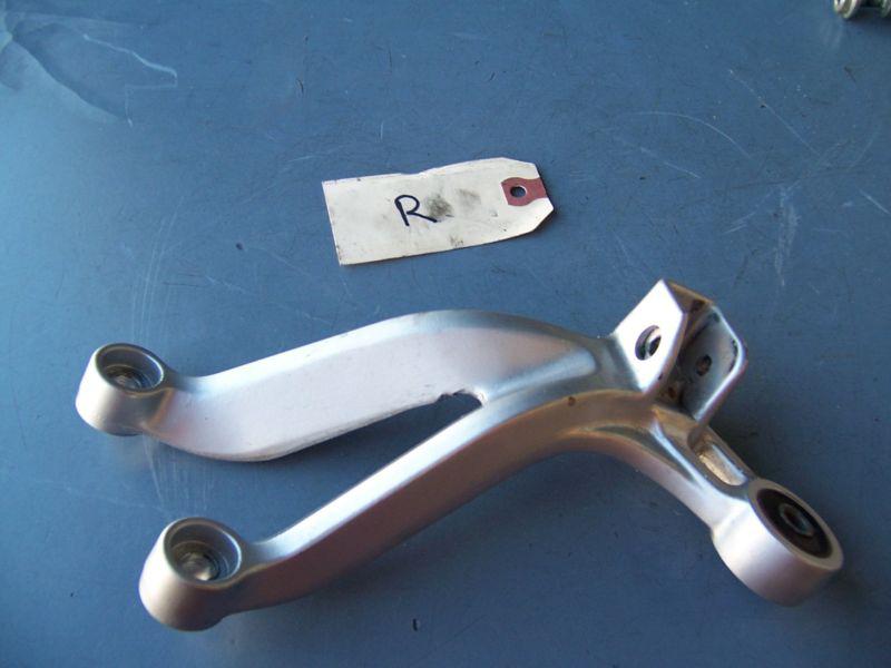 033 suzuki gsxr1000 gsxr 1000 01 02 right rear passenger rearset bracket mount