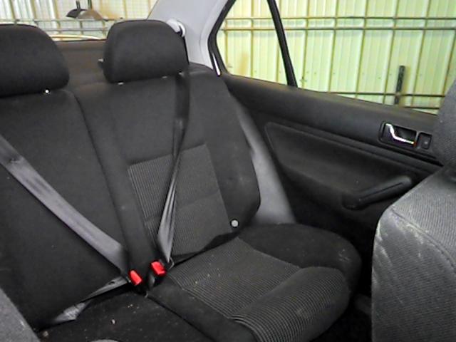 2003 volkswagen jetta rear seat belt & retractor only center black