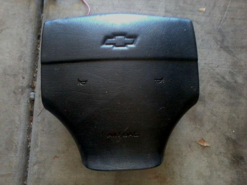 2000-2005 chevy monte carlo drivers side steering wheel air bag.