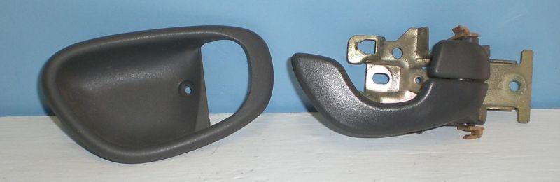 99 geo chevy metro 4dr interior door handle & bezel - rear rh