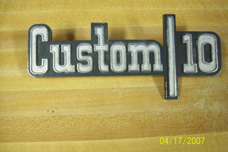 1973-76 chevrolet pickup fender emblem (custom/10) oem pt# 6273123