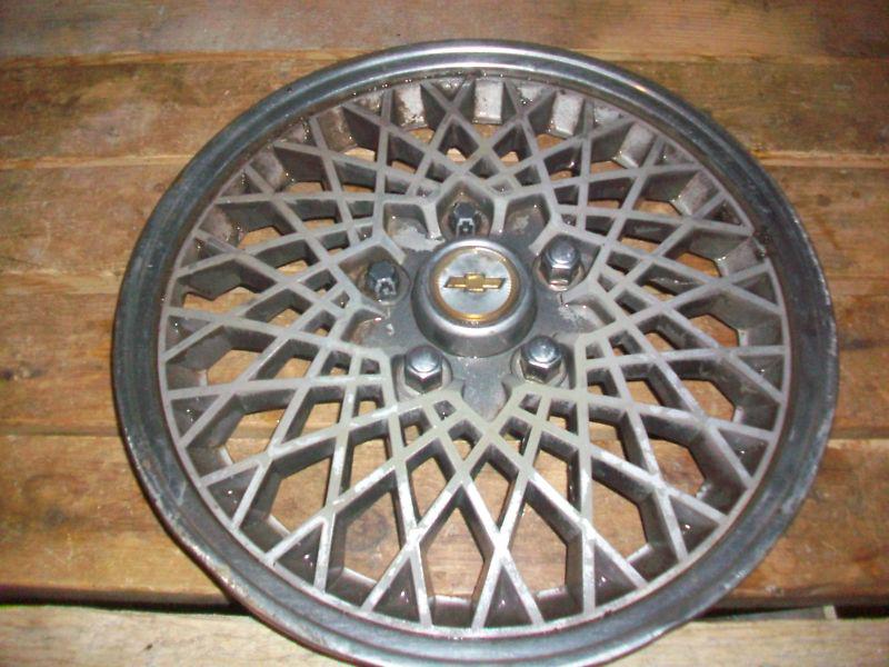 * 14 inch factory hubcap - chevrolet celeberty, impala, caprice, etc 