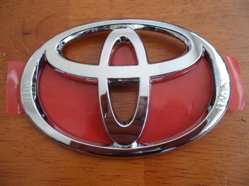 *new* toyota emblem 90975-02040