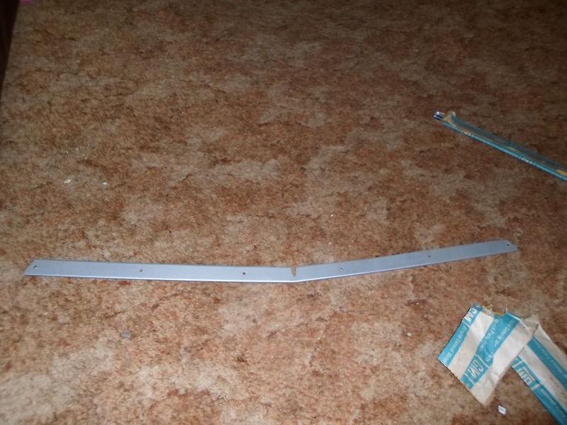 Nos gm 1976 79 t hood moulding 377320 group 8.055